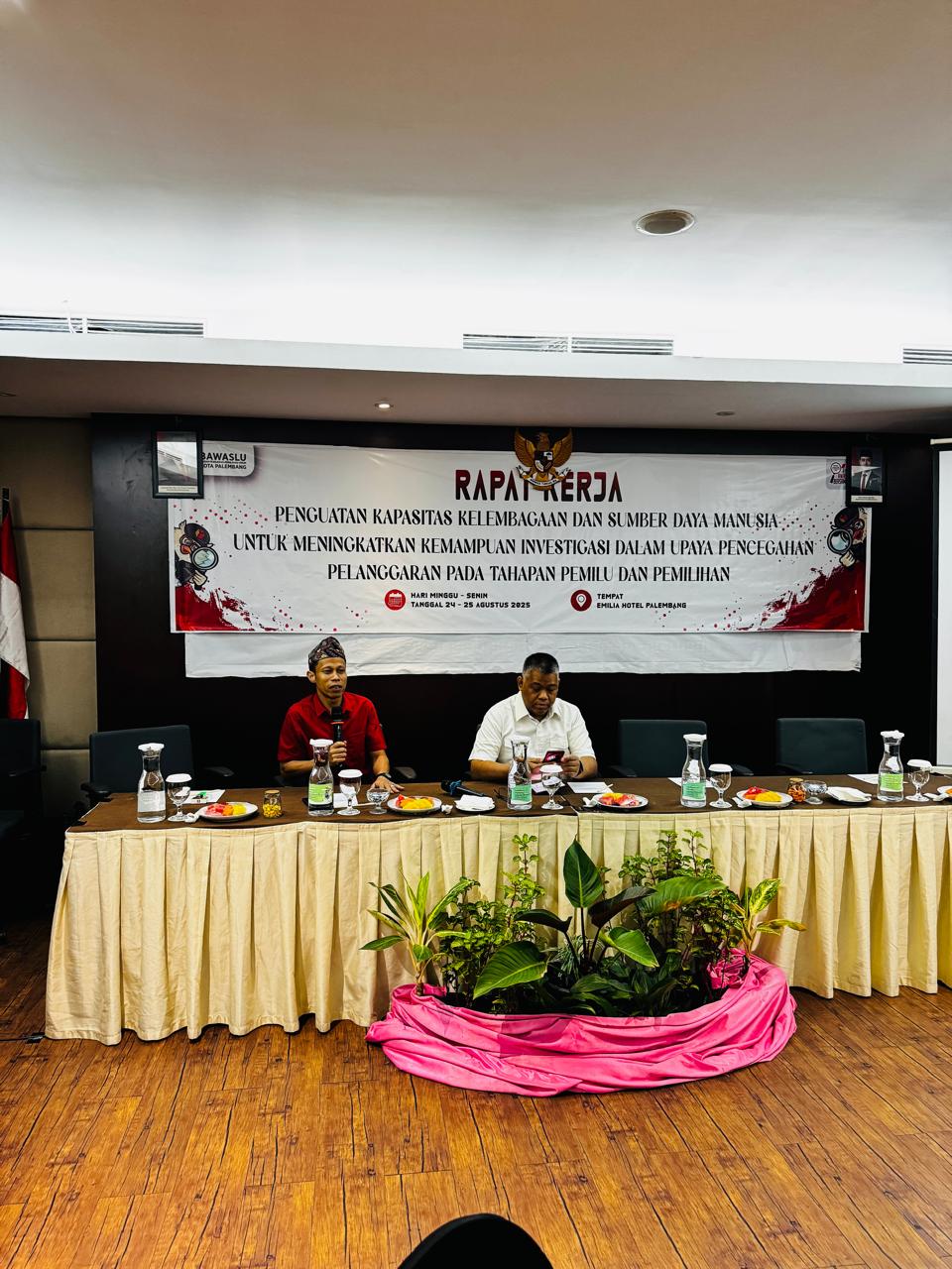 M. Hasbi, Koordinator Divisi Hukum dan Penyelesaian Sengketa (HPS) Bawaslu Kota Palembang, saat memoderatori sesi bersama narasumber dalam kegiatan Penguatan Kapasitas SDM Bawaslu.