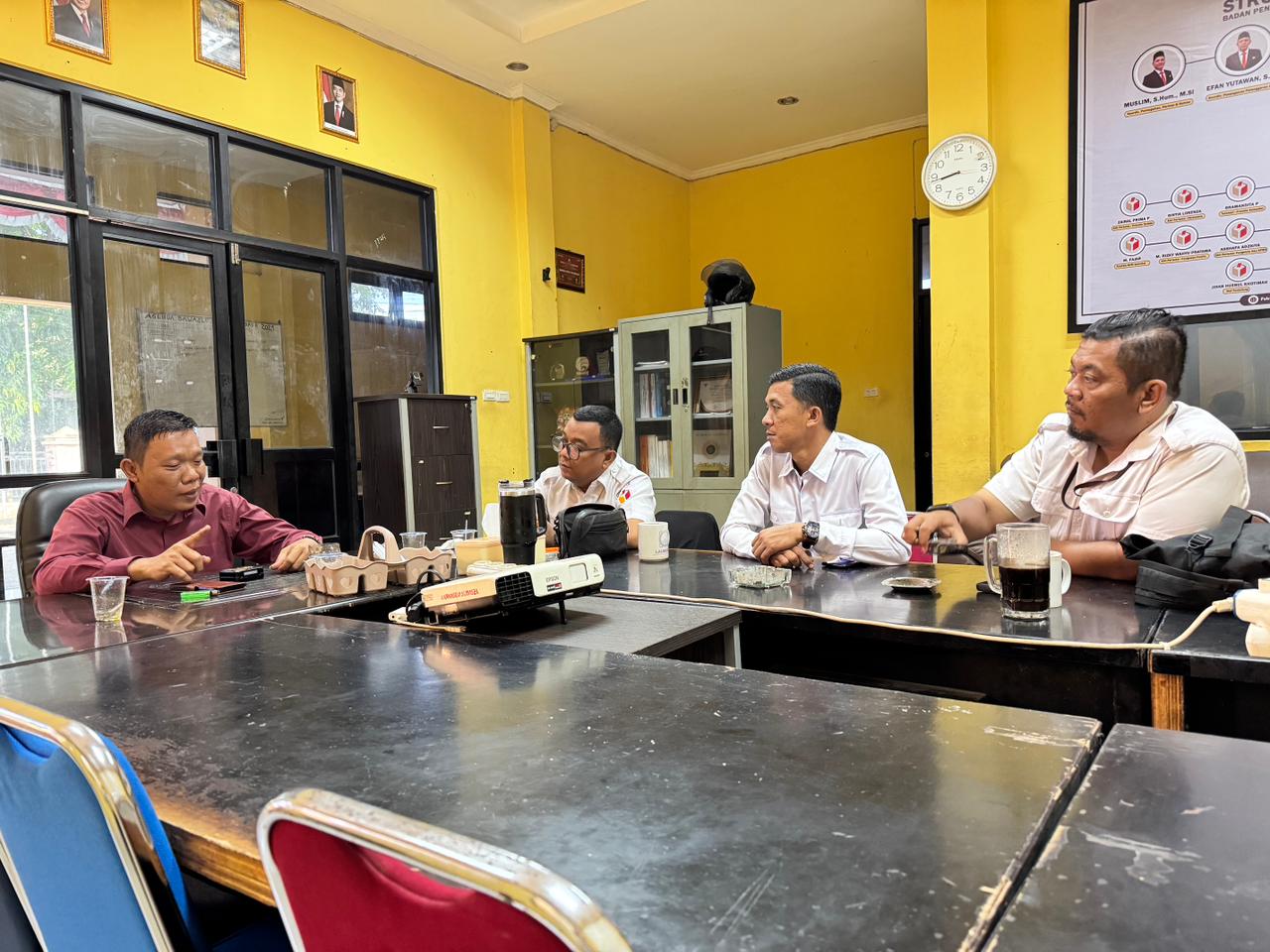 Koordinator Divisi Penanganan Pelanggaran, Data, dan Informasi (PPDatin) Bawaslu Kota Palembang, Efan Yutawan (berbaju maron), berdiskusi bersama staf PPDatin tentang arah penguatan tata kelola informasi publik di Kantor Bawaslu Kota Palembang, Rabu (5/11/2025). Foto: Tim Humas Bawaslu Kota Palembang