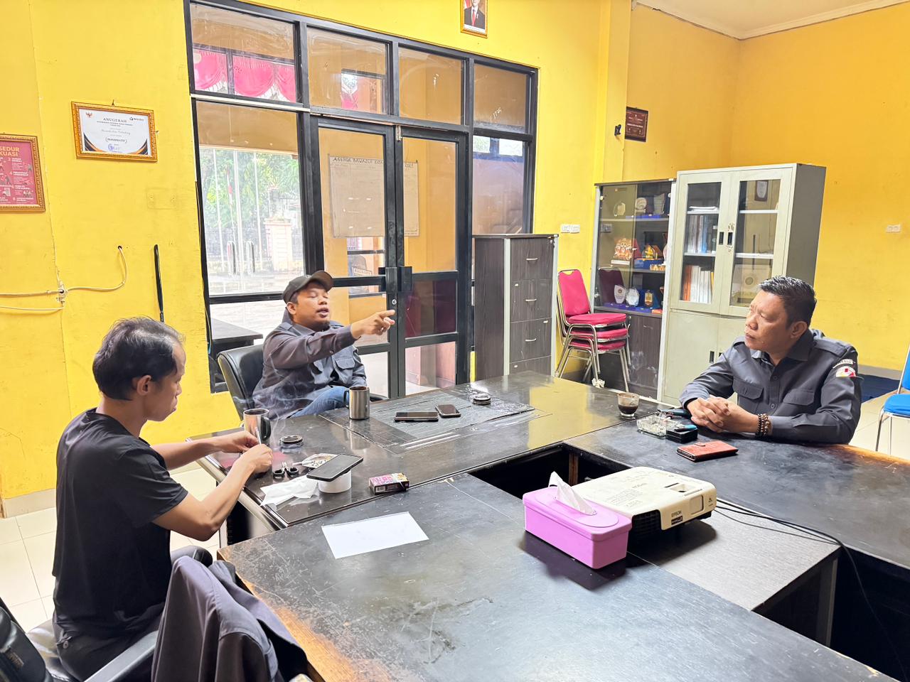 Ketua Bawaslu Kota Palembang Khairil Anwar Simatupang (tengah) berdiskusi bersama Koordinator Divisi Hukum dan Penyelesaian Sengketa M. Hasbi (kanan) dan Koordinator Divisi Penanganan Pelanggaran, Data, dan Informasi Efan Yutawan (kiri) usai pelaksanaan Upacara Hari Pahlawan Tahun 2025 di Ruang Rapat Utama Bawaslu Kota Palembang, Senin (10/11/2025).