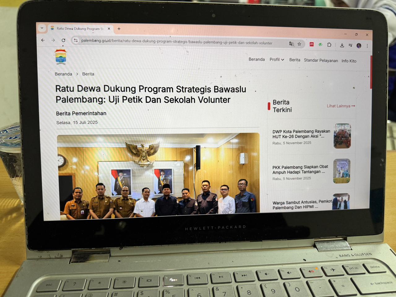 Tangkapan layar laman resmi Pemerintah Kota Palembang (palembang.go.id) yang menampilkan berita berjudul “Ratu Dewa Dukung Program Strategis Bawaslu Palembang: Uji Petik dan Sekolah Volunteer”, tayang pada Selasa, (15/07/2025). Berita tersebut memuat dukungan Pemkot Palembang terhadap inisiatif strategis Bawaslu dalam memperkuat partisipasi masyarakat melalui pendidikan pengawasan berbasis kolaborasi. Foto: Tim Humas Bawaslu Palembang.