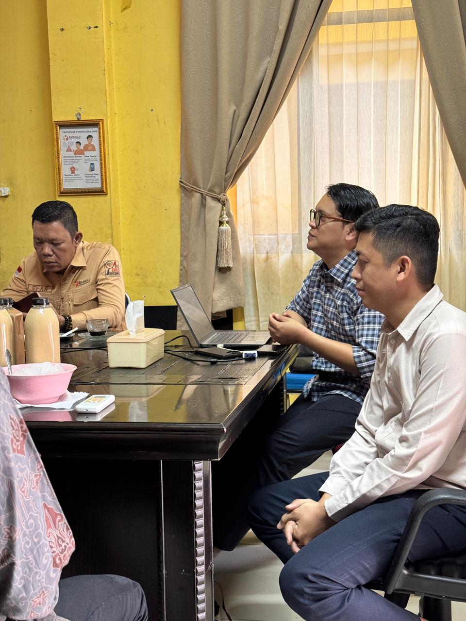 Koordinator Divisi P2H Bawaslu Kota Palembang, Muslim, memberikan penjelasan mengenai arah penguatan pengawasan partisipatif 2025 di Kantor Bawaslu Kota Palembang.
