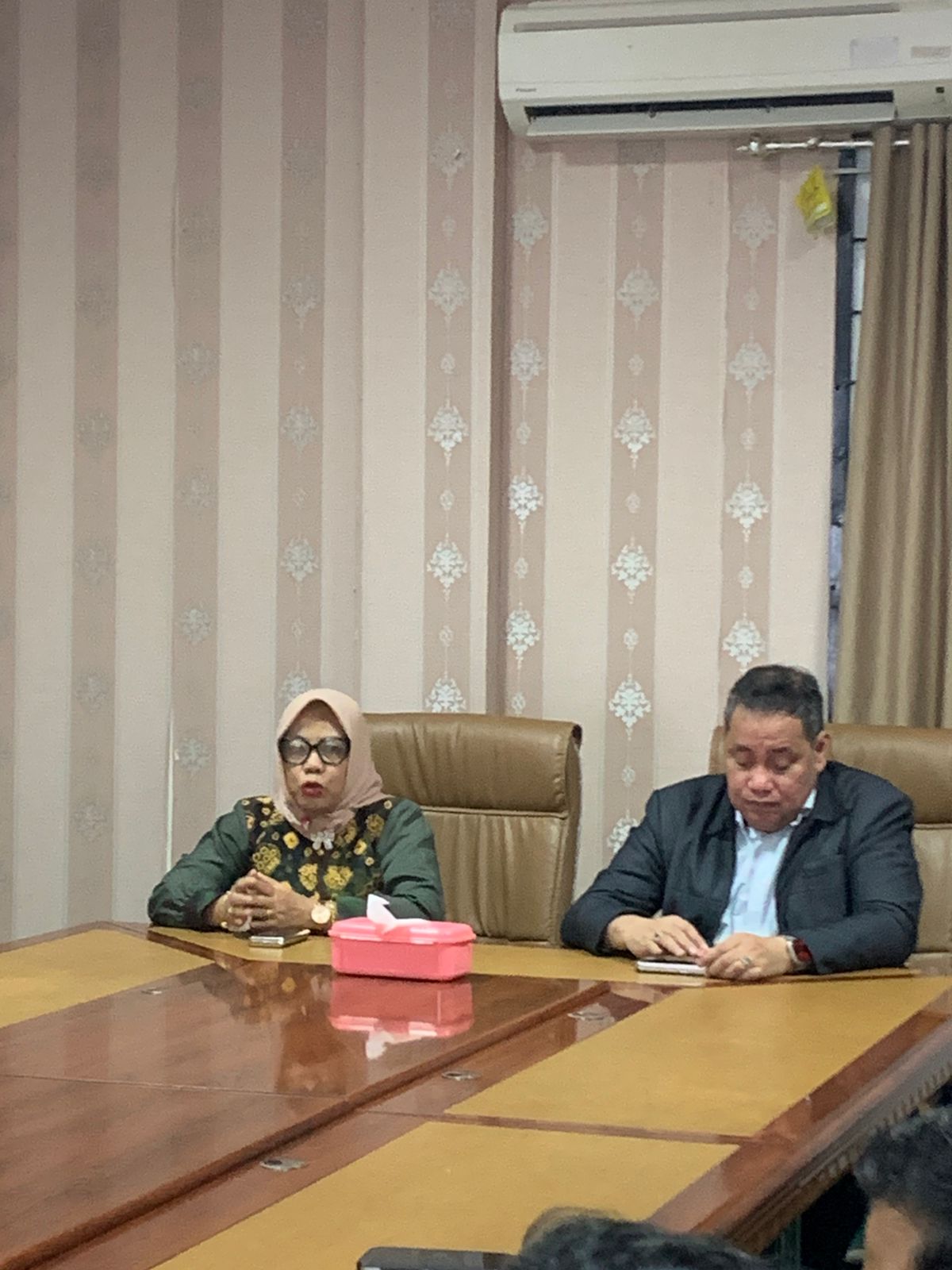 Anggota Bawaslu Republik Indonesia Herwyn J.H. Malonda (kanan) bersama Massuryati, Koordinator Divisi Pencegahan, Partisipasi Masyarakat, dan Humas (P2H) Bawaslu Provinsi Sumatera Selatan, saat memberikan arahan dalam Rapat Koordinasi Hasil Pengawasan Pemutakhiran Data Pemilih Berkelanjutan (PDPB) di Palembang, Selasa (4/11/2025). Foto: Tim Humas Bawaslu Kota Palembang.