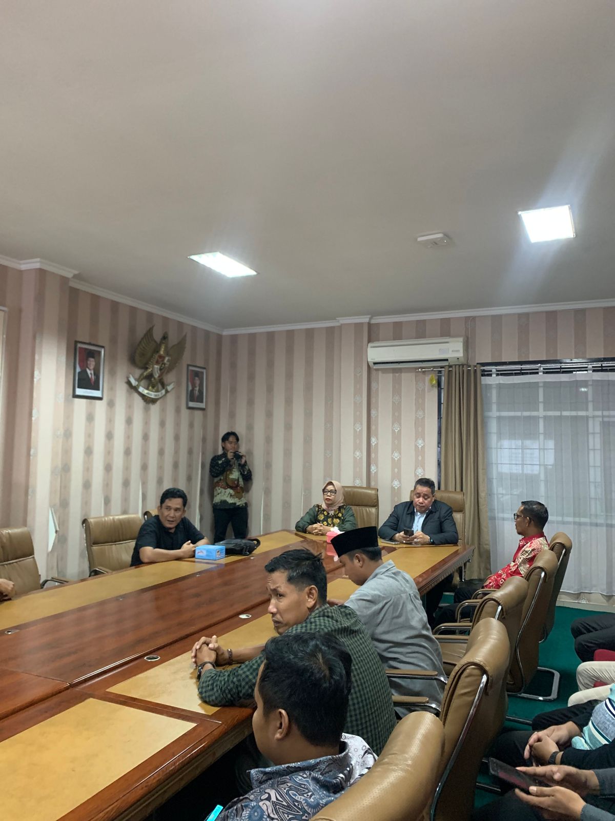 Suasana Rapat Koordinasi Hasil Pengawasan Pemutakhiran Data Pemilih Berkelanjutan (PDPB) yang dihadiri jajaran Bawaslu se-Sumatera Selatan di Palembang, Selasa (4/11/2025). Hadir dalam kegiatan tersebut Anggota Bawaslu RI Herwyn J.H. Malonda, serta Anggota Bawaslu Provinsi Sumatera Selatan Massuryati dan Ardiyanto. Foto: Tim Humas Bawaslu Kota Palembang.
