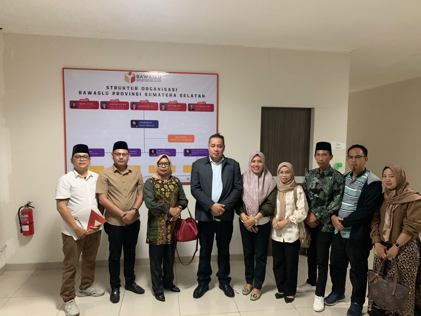 Anggota Bawaslu Republik Indonesia Herwyn J.H. Malonda dan Massuryati, Koordinator Divisi Pencegahan, Partisipasi Masyarakat, dan Humas (P2H) Bawaslu Provinsi Sumatera Selatan, bersama jajaran Bawaslu Kota Palembang usai pelaksanaan Rapat Koordinasi Hasil Pengawasan Pemutakhiran Data Pemilih Berkelanjutan (PDPB) di Kantor Bawaslu Provinsi Sumatera Selatan, Palembang, Selasa (4/11/2025). Foto: Tim Humas Bawaslu Kota Palembang.