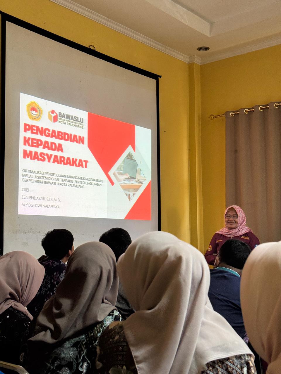 Salah satu pembicara dari STIA Balaputradewa Palembang menyampaikan materi dalam kegiatan Pengabdian kepada Masyarakat bertema SIGIT di Ruang Rapat Utama Bawaslu Kota Palembang, Kamis (6/11).