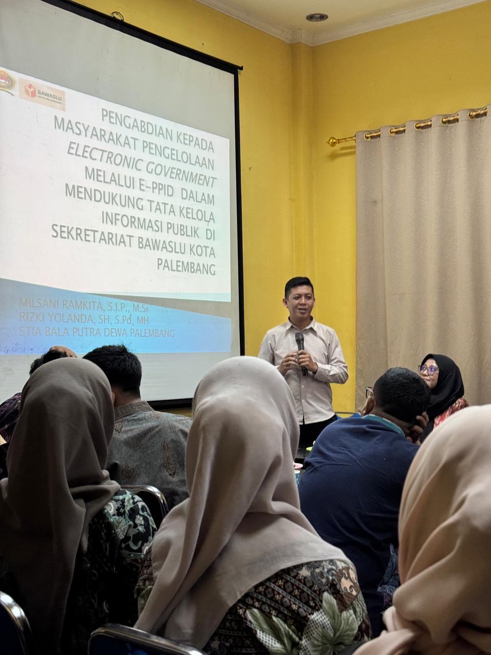 Akademisi STIA Bala Putra Dewa Palembang, Milsani Ramkita, menyampaikan materi tentang pengelolaan E-PPID dalam mendukung keterbukaan informasi publik di Ruang Rapat Utama Bawaslu Kota Palembang, Kamis (6/11).