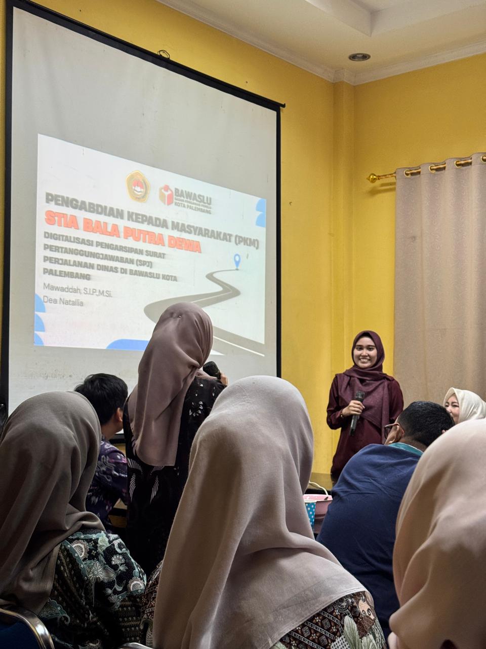 Salah satu narasumber dari STIA Bala Putra Dewa Palembang menjawab pertanyaan peserta dalam sesi tanya jawab kegiatan Pengabdian kepada Masyarakat bertema Digitalisasi Pengarsipan Surat Pertanggungjawaban (SPJ) Perjalanan Dinas di Sekretariat Bawaslu Kota Palembang, Kamis (6/11). Kegiatan ini menjadi bagian dari upaya memperkuat tata kelola administrasi berbasis digital di lingkungan sekretariat.