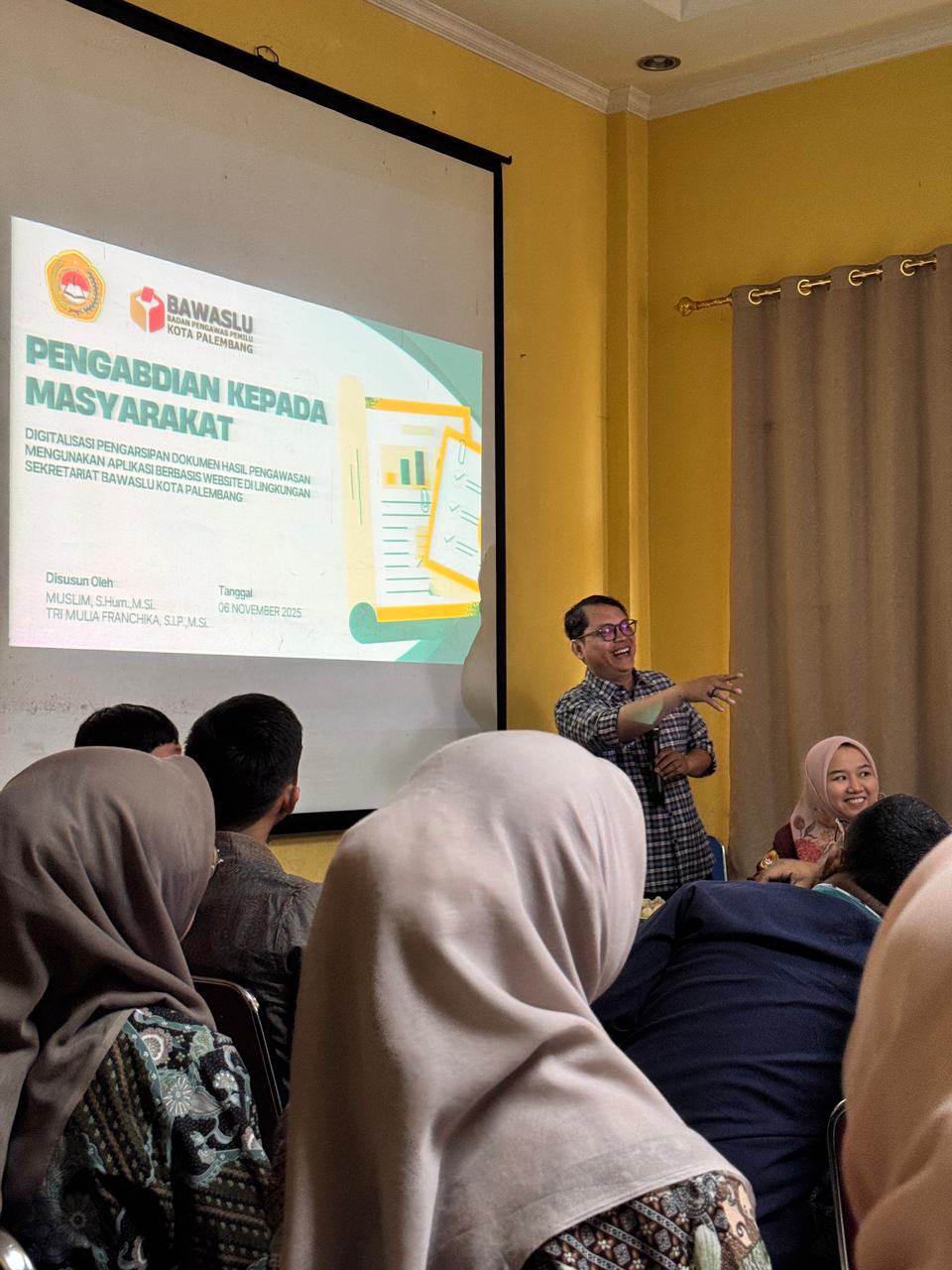 Koordinator Divisi Pencegahan, Partisipasi Masyarakat, dan Humas (P2H) Bawaslu Kota Palembang, Muslim, menjawab pertanyaan peserta dalam sesi diskusi kegiatan Pengabdian kepada Masyarakat bertema Digitalisasi Pengarsipan Dokumen Hasil Pengawasan Menggunakan Aplikasi Berbasis Website di Ruang Rapat Utama Bawaslu Kota Palembang, Kamis (6/11).