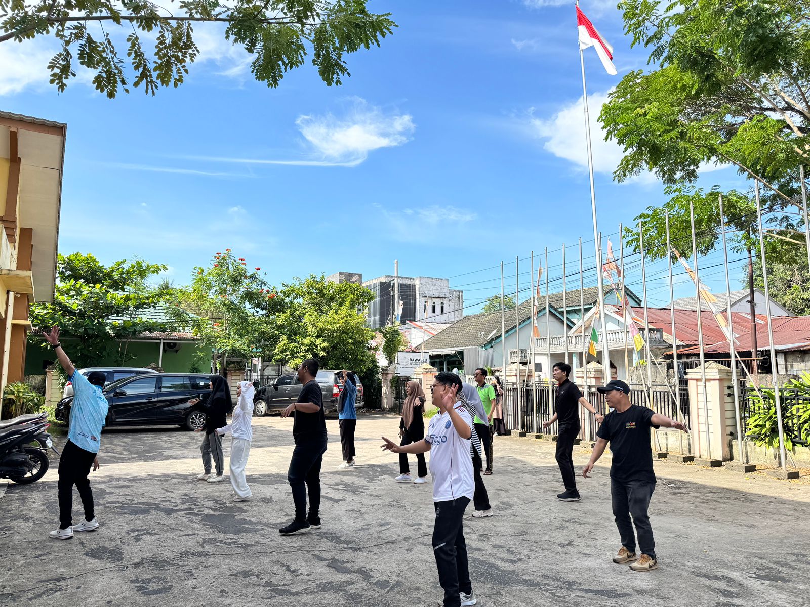 Jajaran Bawaslu Kota Palembang berdiskusi ringan selepas senam pagi terkait penguatan pemahaman standar internasional pemilu.