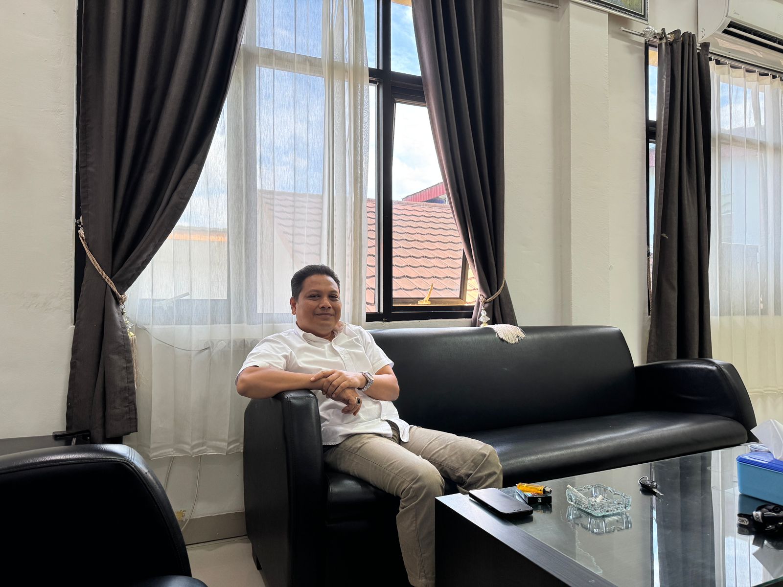 Yusnar, Koordinator Divisi SDM, Organisasi dan Diklat Bawaslu Kota Palembang, memberikan arahan pasca apel pagi di ruang kerjanya, Senin (17/11/2025). Foto: Tim Humas Bawaslu Palembang.