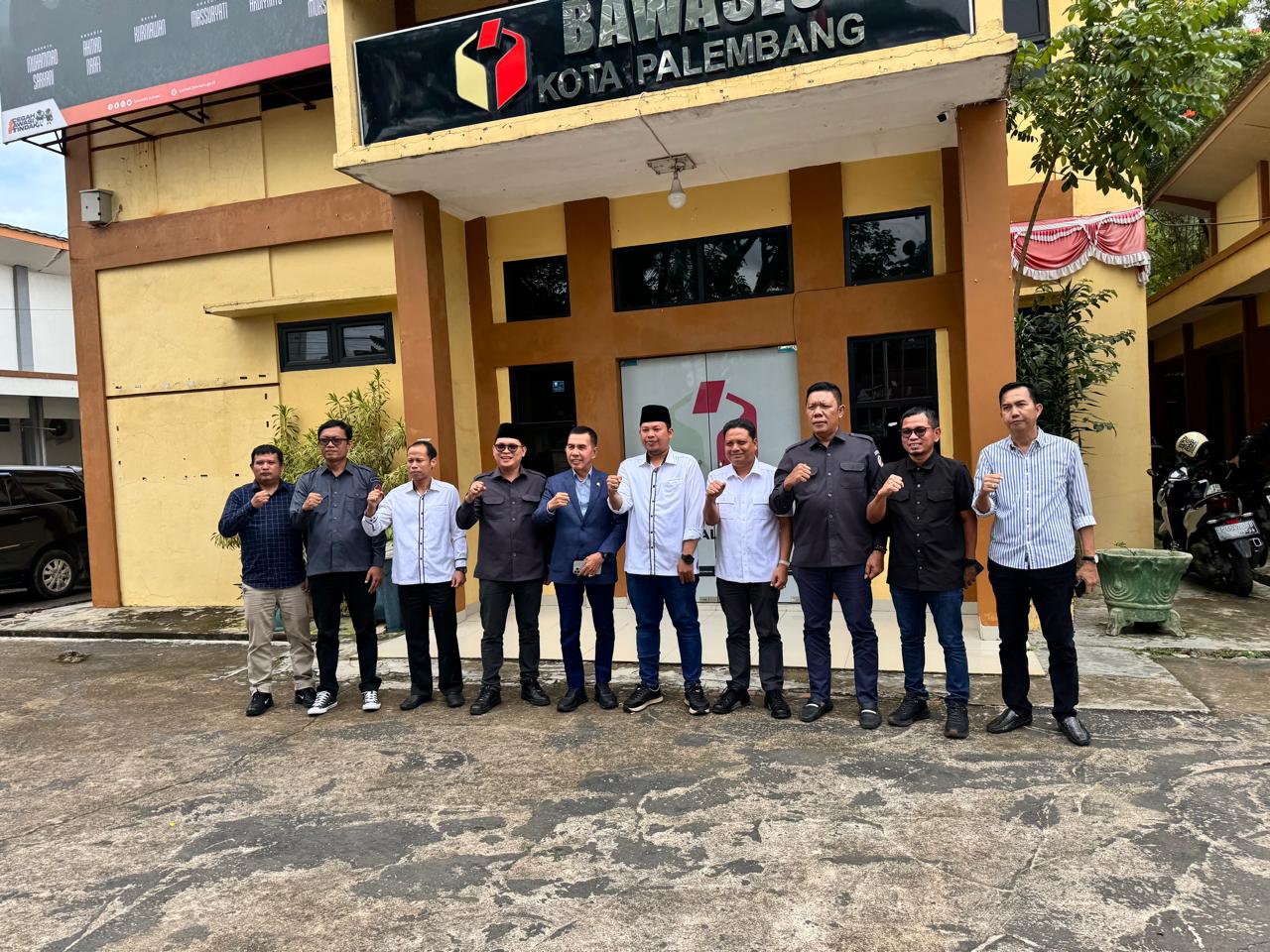 Ketua Bawaslu Kota Palembang, Khairil Anwar Simatupang, menerima kunjungan kerja reses Anggota Komisi II DPR RI di Sekretariat Bawaslu Kota Palembang, Selasa (16/12).