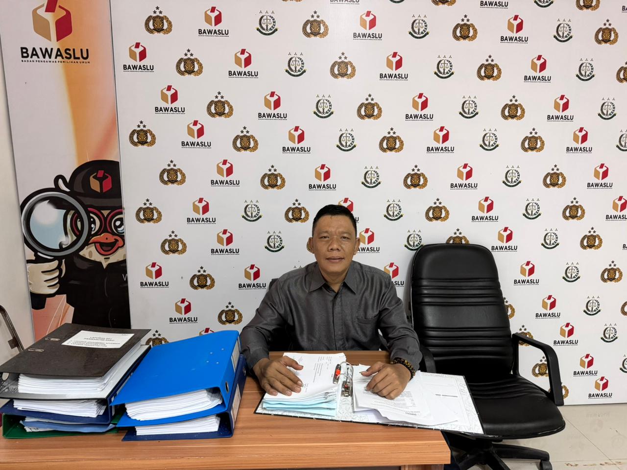 Koordinator Divisi PPDATIN Bawaslu Kota Palembang, Efan Yutawan, saat memberikan penjelasan terkait mekanisme penanganan laporan dugaan pelanggaran pemilu, Rabu (14/01/2026).