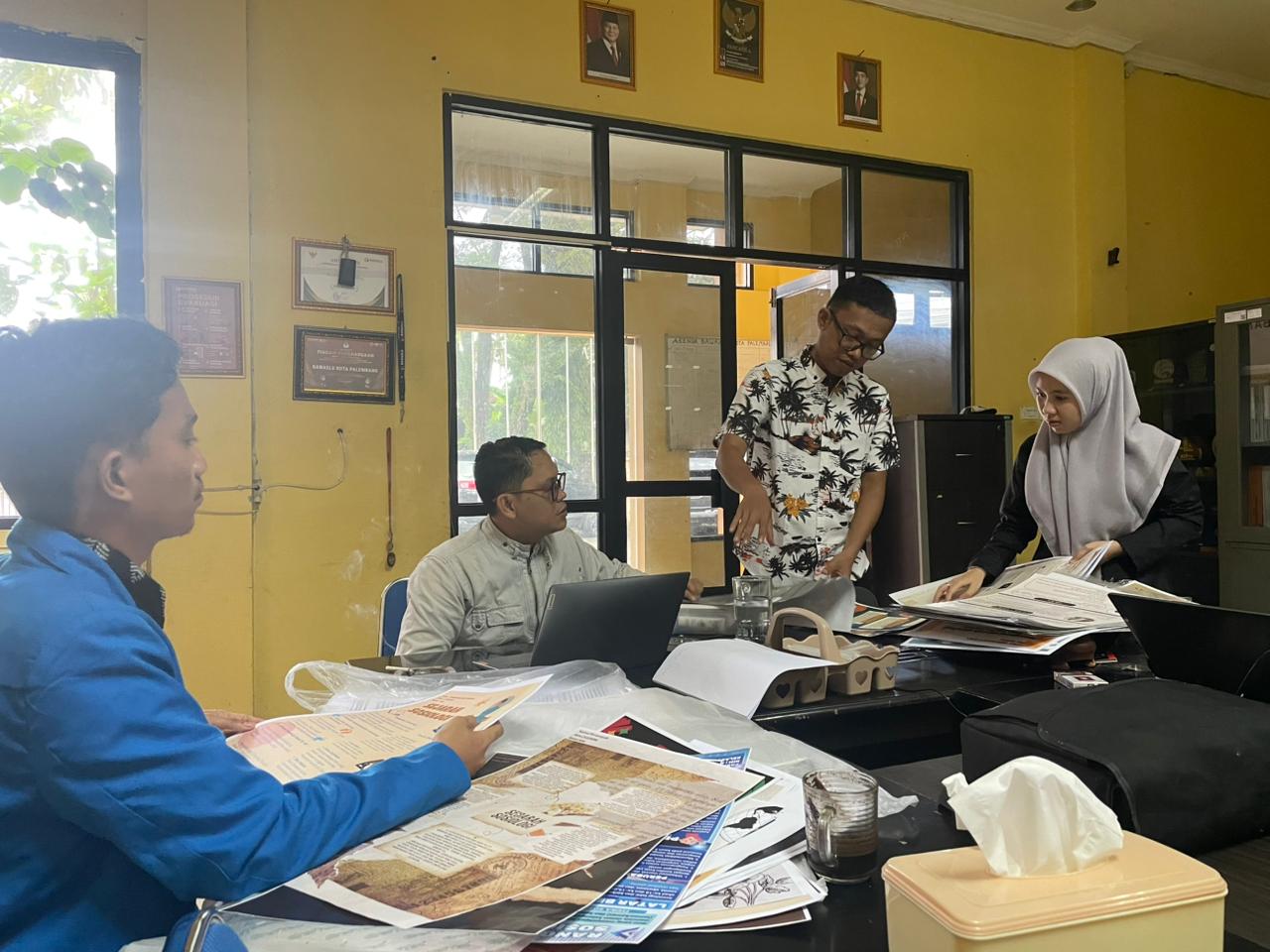 Koordinator Divisi Pencegahan, Partisipasi Masyarakat, dan Humas Bawaslu Kota Palembang, Muslim, bersama M. Chandra Koordinator Sekretariat beserta jajarannya dalam diskusi penguatan pencegahan dan pengawasan partisipatif.