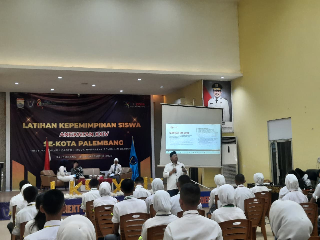 Potret Ketua Bawaslu Kota Palembang, Khairil Anwar Simatupang, saat bersama mahasiswa sebagai pilar strategis, estafet perjuangan demokrasi masa depan, KHAS berbicara terkait penguatan pengawasan Pemilu di kalangan pemuda dan mahasiswa.