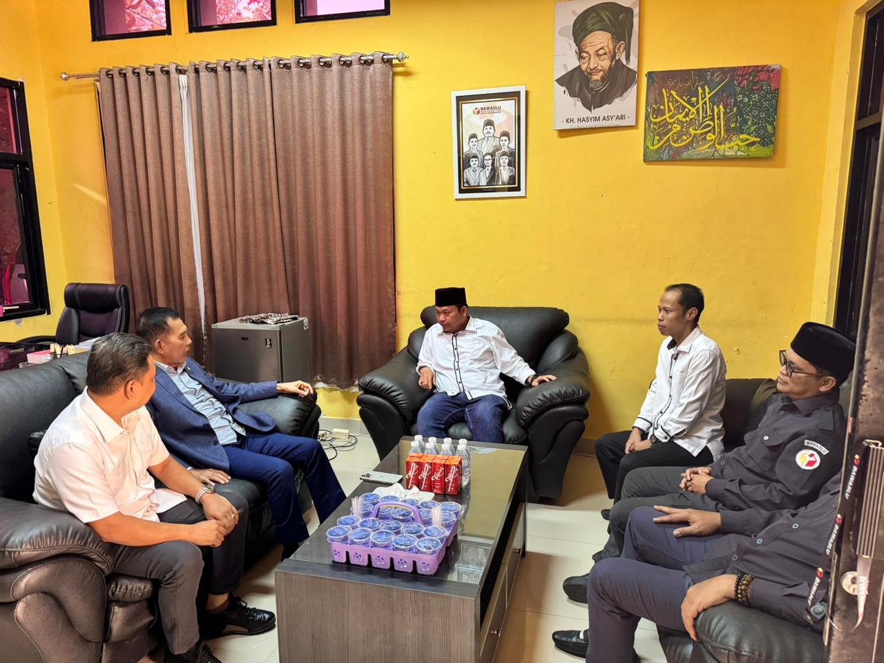 Momen Ketua Bawaslu Kota Palembang Khairil Anwar Simatupang, dan pimpinan bawaslu palembang tengah berdiskusi bersama anggota Komisi II DPR RI Ishak Mekki, terkait Masa Depan Pemilu dan Pemilihan di Kota Palembang