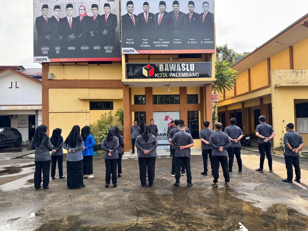 Konsolidasi awal tahun Bawaslu Kota Palembang sebagai penguatan komitmen dan soliditas pengawasan pemilu 2026. (Dokumentasi apel pagi, 5 Januari 2026)