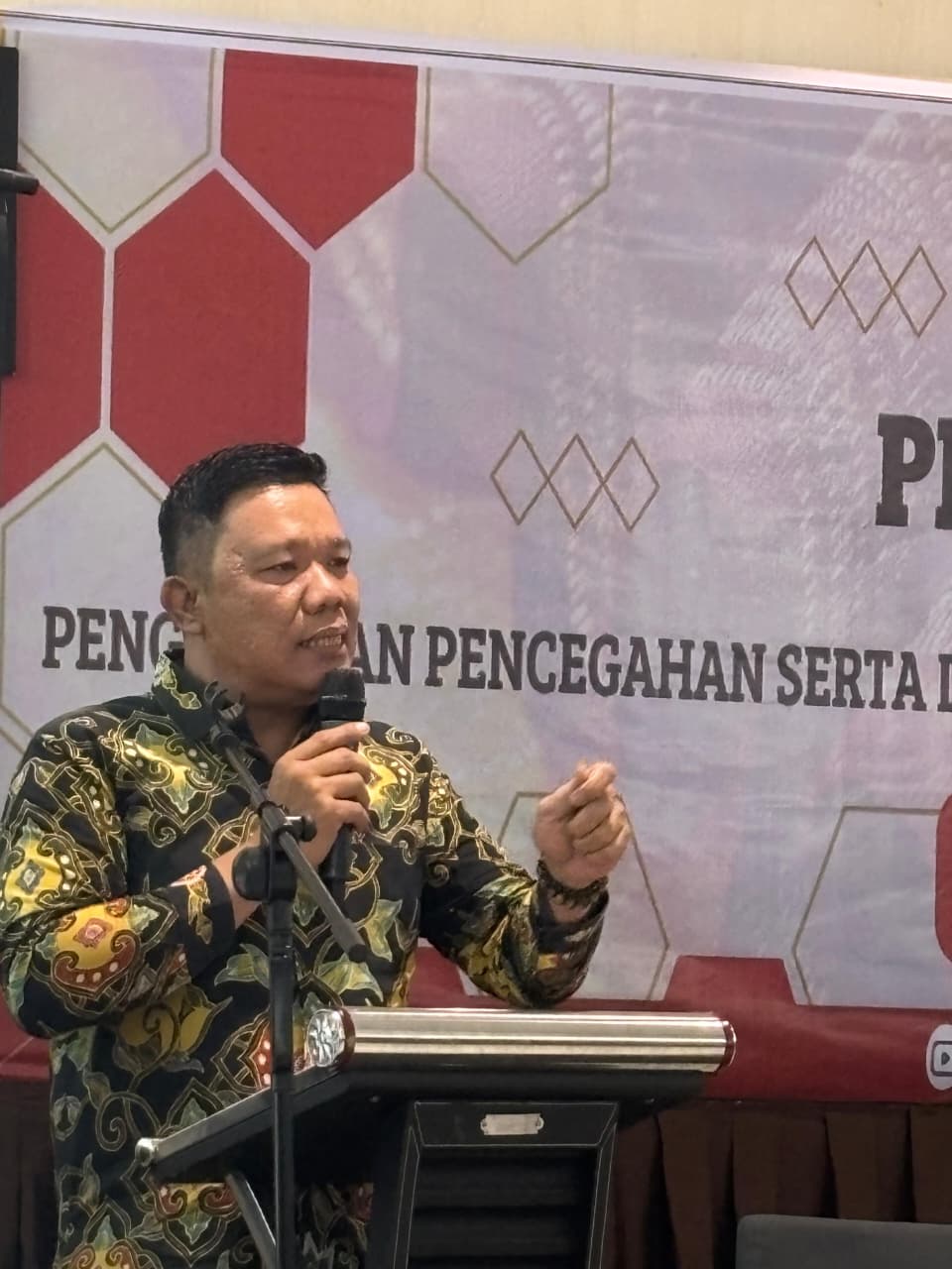 Koordiv PPDATIN Bawaslu Kota Palembang, Efan Yutawan, saat menyampaikan sambutan pada salah satu kegiatan Bawaslu Kota Palembang.