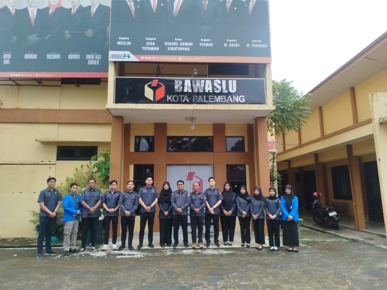 Jajaran sekretariat Bawaslu Kota Palembang usai mengikuti apel pagi di lingkungan Kantor Bawaslu Kota Palembang pada Senin (12/01/2026)