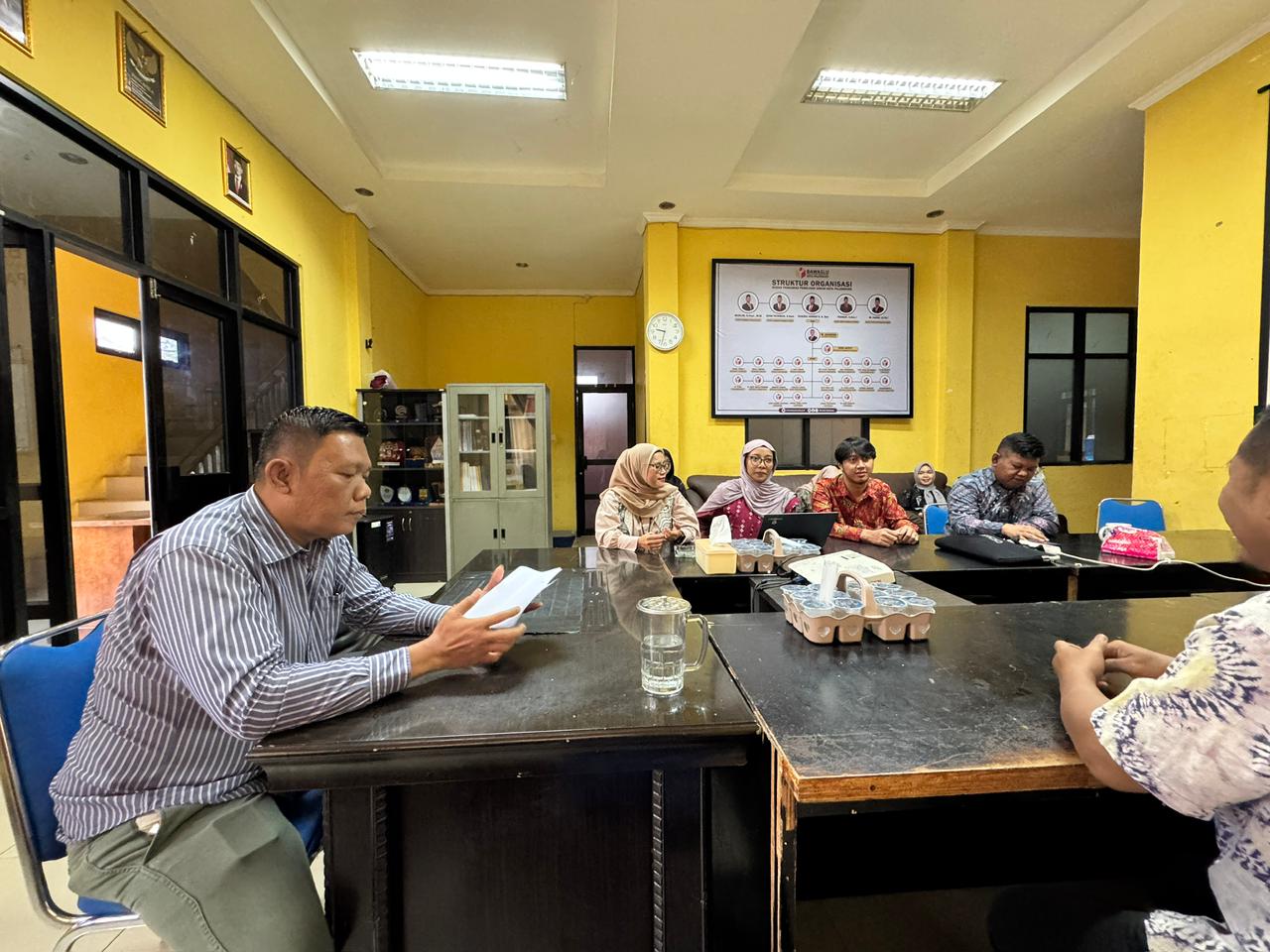Koordinator Divisi Penanganan Pelanggaran, Data, dan Informasi Bawaslu Kota Palembang, Efan Yutawan, berdiskusi bersama staf sekretariat dalam rangka penguatan pengelolaan data pengawasan Pemilu.