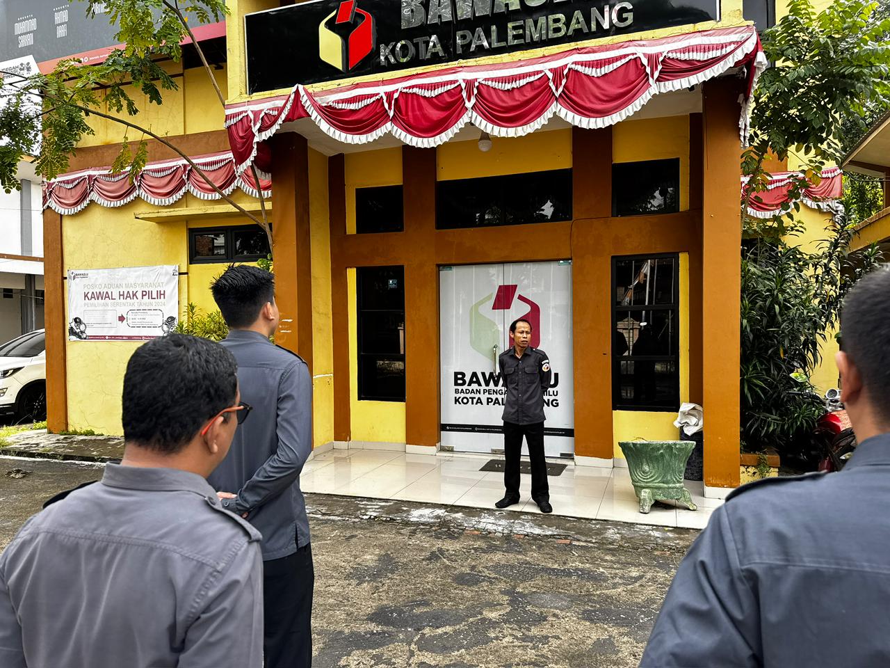Salah satu potret pimpinan bawaslu, Koordinator Divisi Hukum dan Penyelesaian Sengketa (HPS) Bawaslu Kota Palembang, M. Hasbi, ketika menyampaikan arahan kepada jajaran sekretariat Bawaslu Kota Palembang dalam kegiatan apel pagi, sebagai bagian dari penguatan nilai netralitas ASN dan integritas demokrasi.