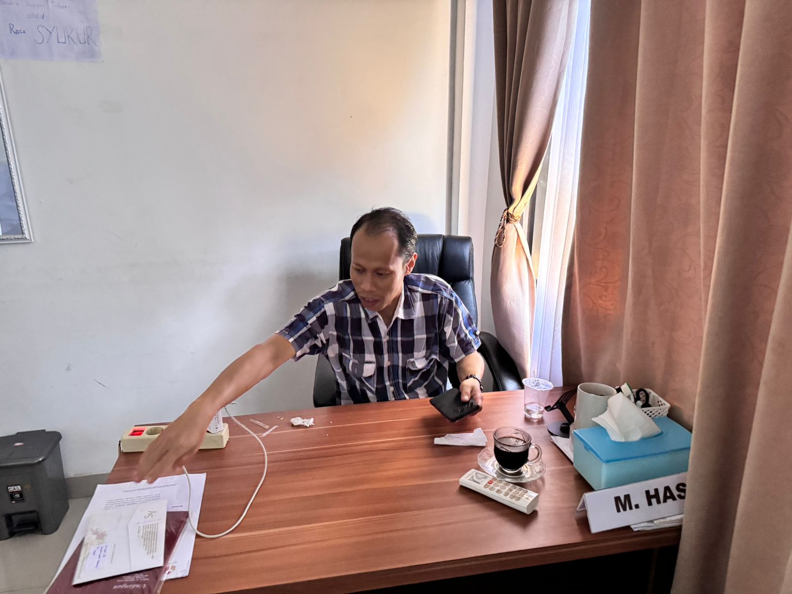 Koordinator Divisi Hukum dan Penyelesaian Sengketa (HPS) Bawaslu Kota Palembang, M. Hasbi, menyampaikan arahan saat ditemui di ruang kerjanya.