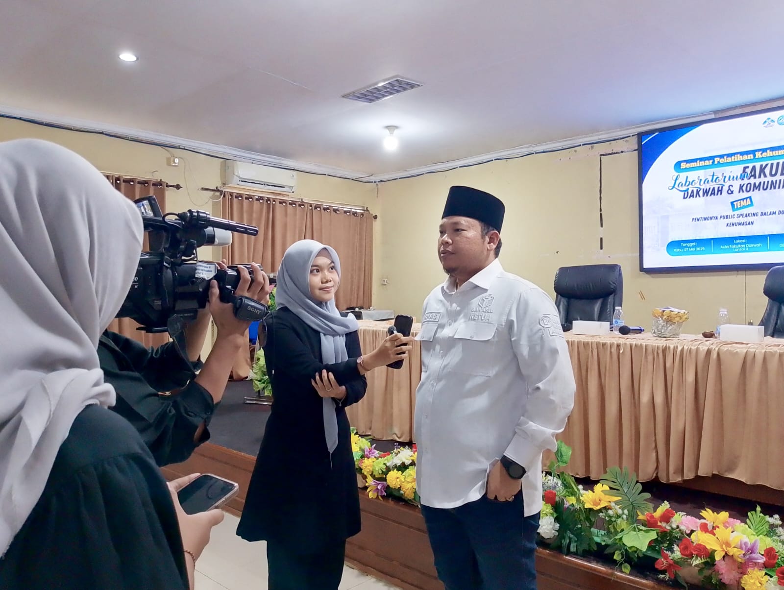Ketua Bawaslu Kota Palembang, Khairil Anwar Simatupang, saat diwawancarai pasca berdialog dengan kalangan mahasiswa dalam pembahasan penguatan pengawasan dan pencegahan pelanggaran Pemilu melibatkan pemuda dan masyarakat di kota palembang.