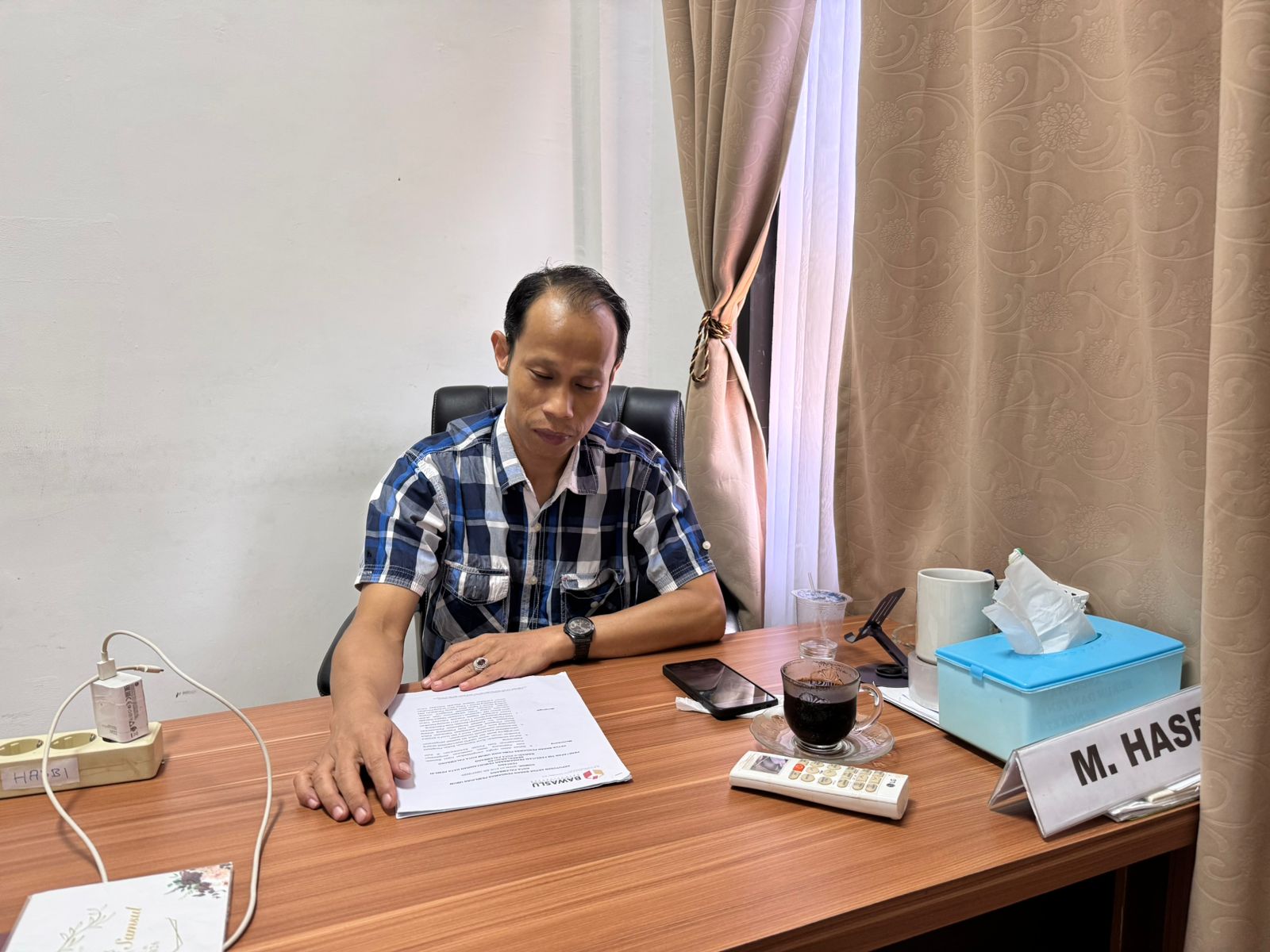 Koordinator Divisi Hukum dan Penyelesaian Sengketa Bawaslu Kota Palembang, M. Hasbi, menyampaikan pandangan saat ditemui di ruang kerjanya pada Selasa (13/01/2026)
