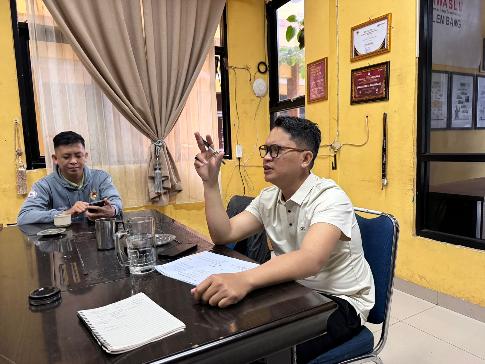 Muslim, Koordiv P2H Bawaslu Palembang, saat memberi pengarahan terkait penguatan pencegahan dan partisipasi masyarakat di ruang rapat utama pada Rabu, (14/01/2026).