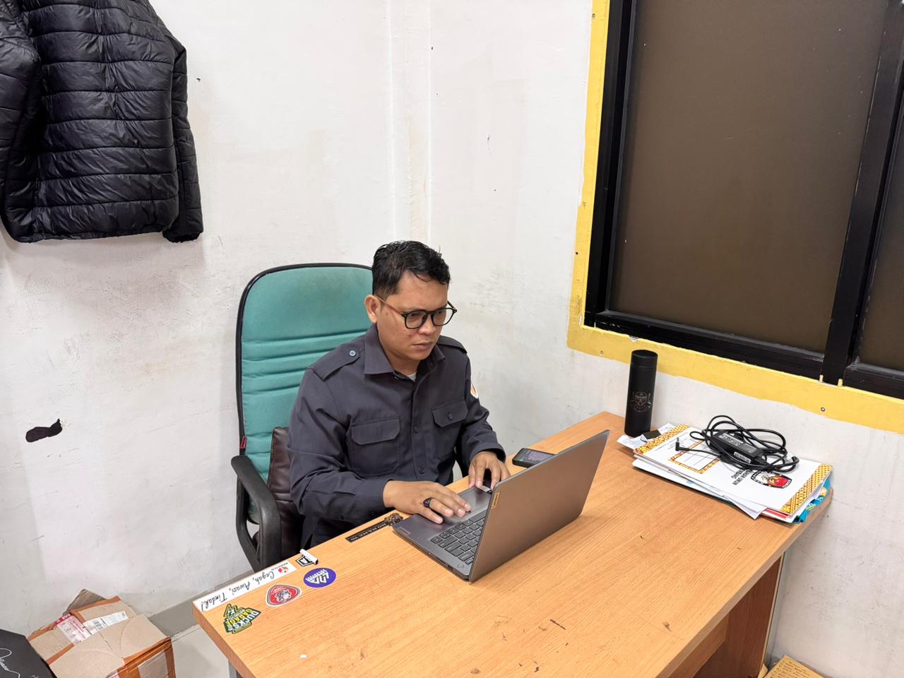 Potret Anggota Bawaslu Kota Palembang, Muslim, saat ditemui di meja kerja pengawasan bawaslu pasca berlangsungnya diskusi internal kelembagaan pada Selasa, (27/01/2026)