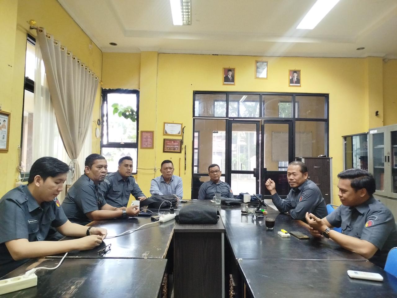 Pimpinan dan jajaran sekretariat Bawaslu Kota Palembang tengah melakukan rapat persiapan penyusunan Laporan Layanan Informasi Publik (LIP) Tahun 2025 pada Senin, (26/01/2026).