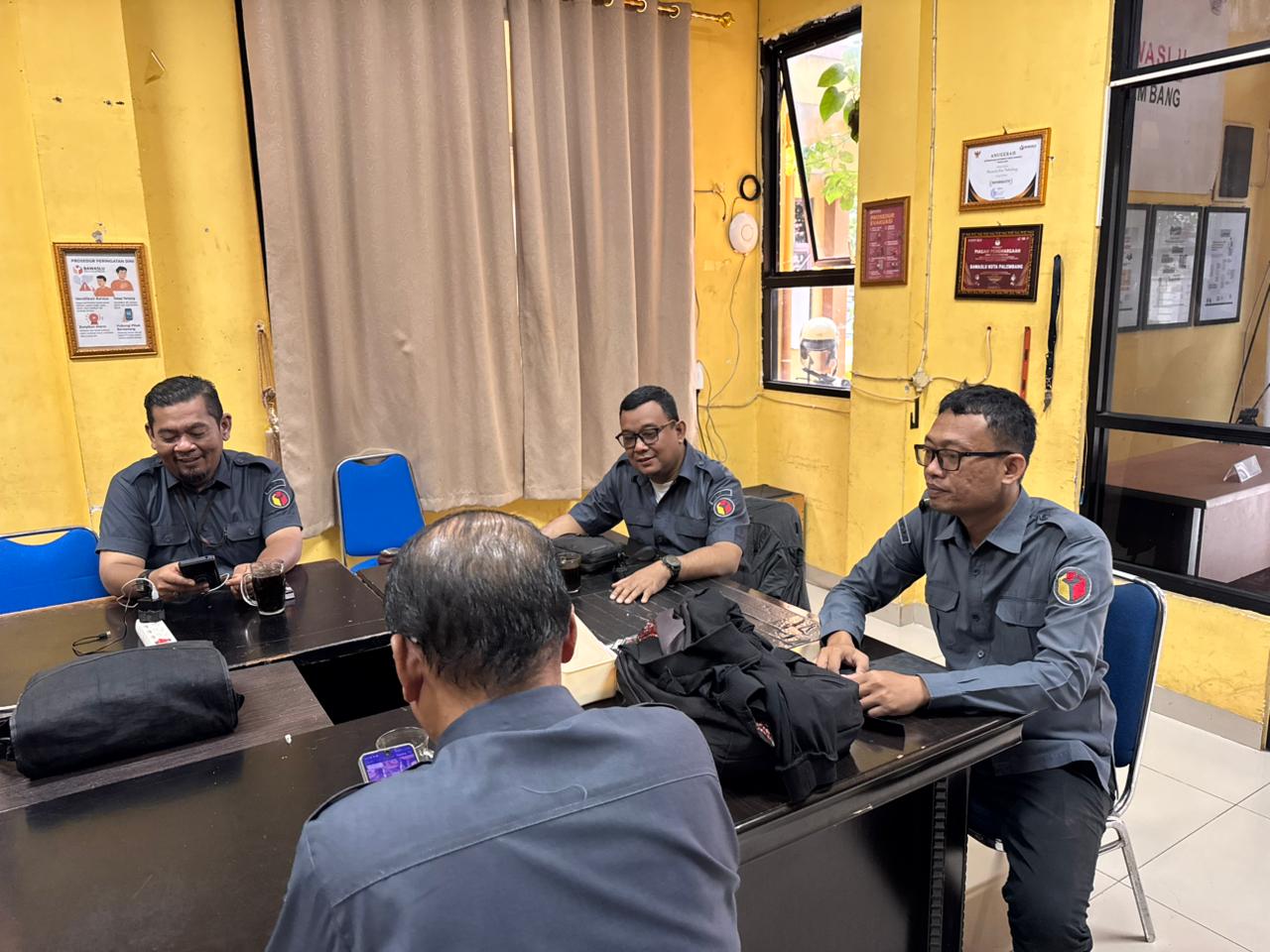 Momen Jajaran Sekretariat Bawaslu Kota Palembang bersiap mengikuti diskusi internal bersama pimpinan pada Selasa (20/01/2026)