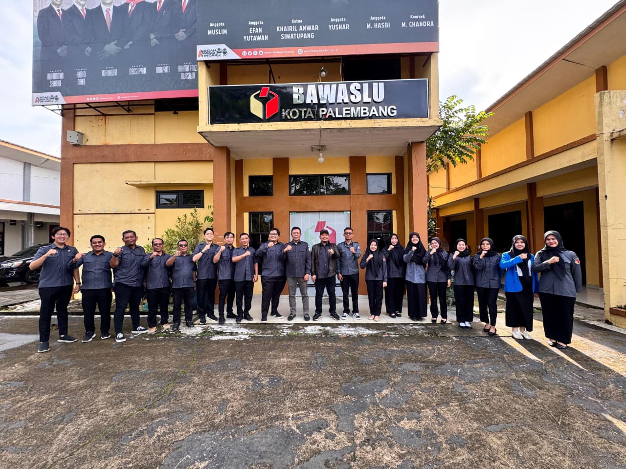 Pimpinan dan jajaran sekretariat Bawaslu Kota Palembang mengikuti apel pagi perdana tahun 2026 di halaman Kantor Bawaslu Kota Palembang, Senin (5/1/2026).