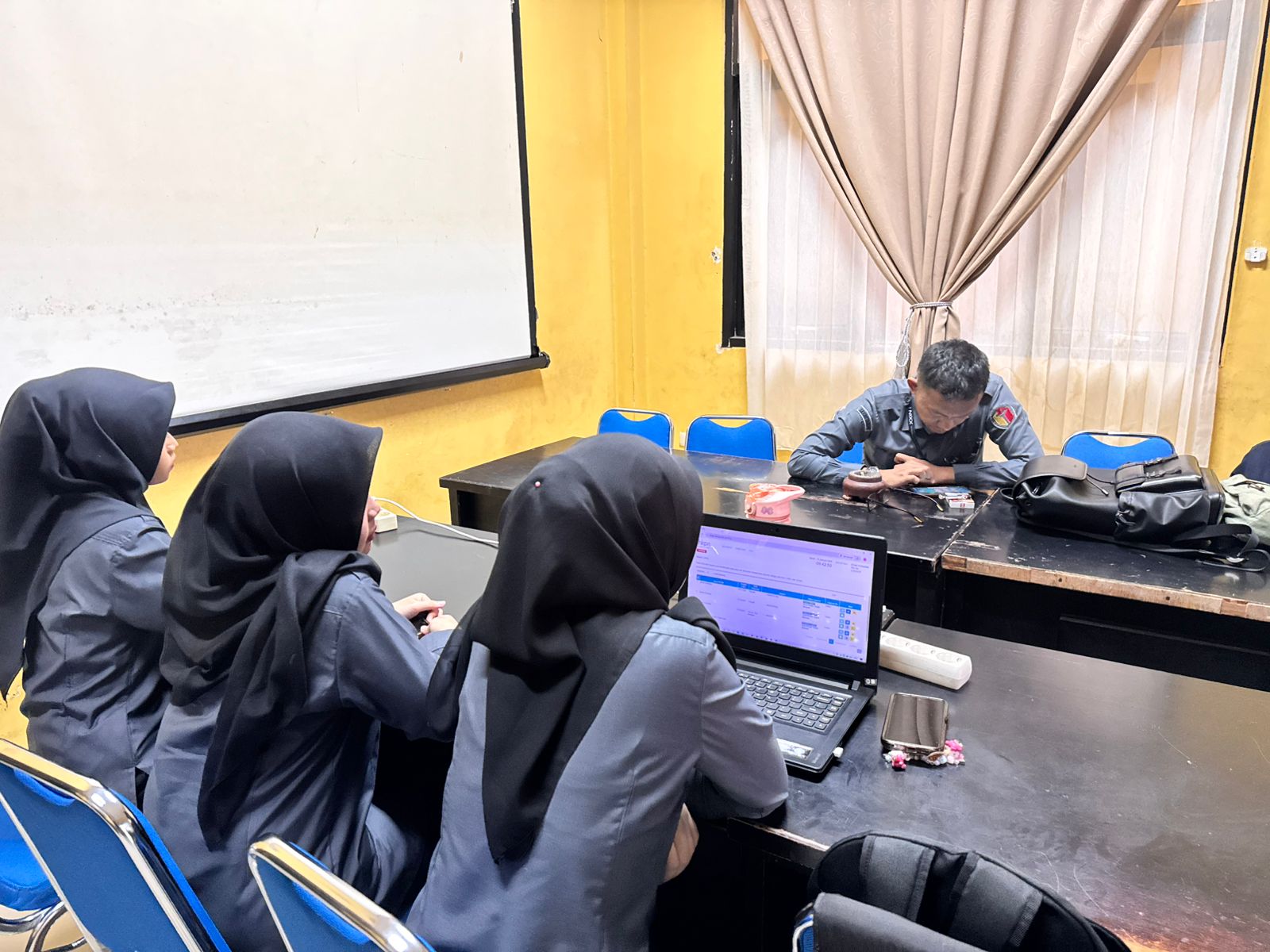 Koordinator Sekretariat Bawaslu Kota Palembang M. Chandra memberikan pengarahan dalam salah satu potret diskusi internal bersama jajaran sekretariat pada Selasa (13/01/2026)