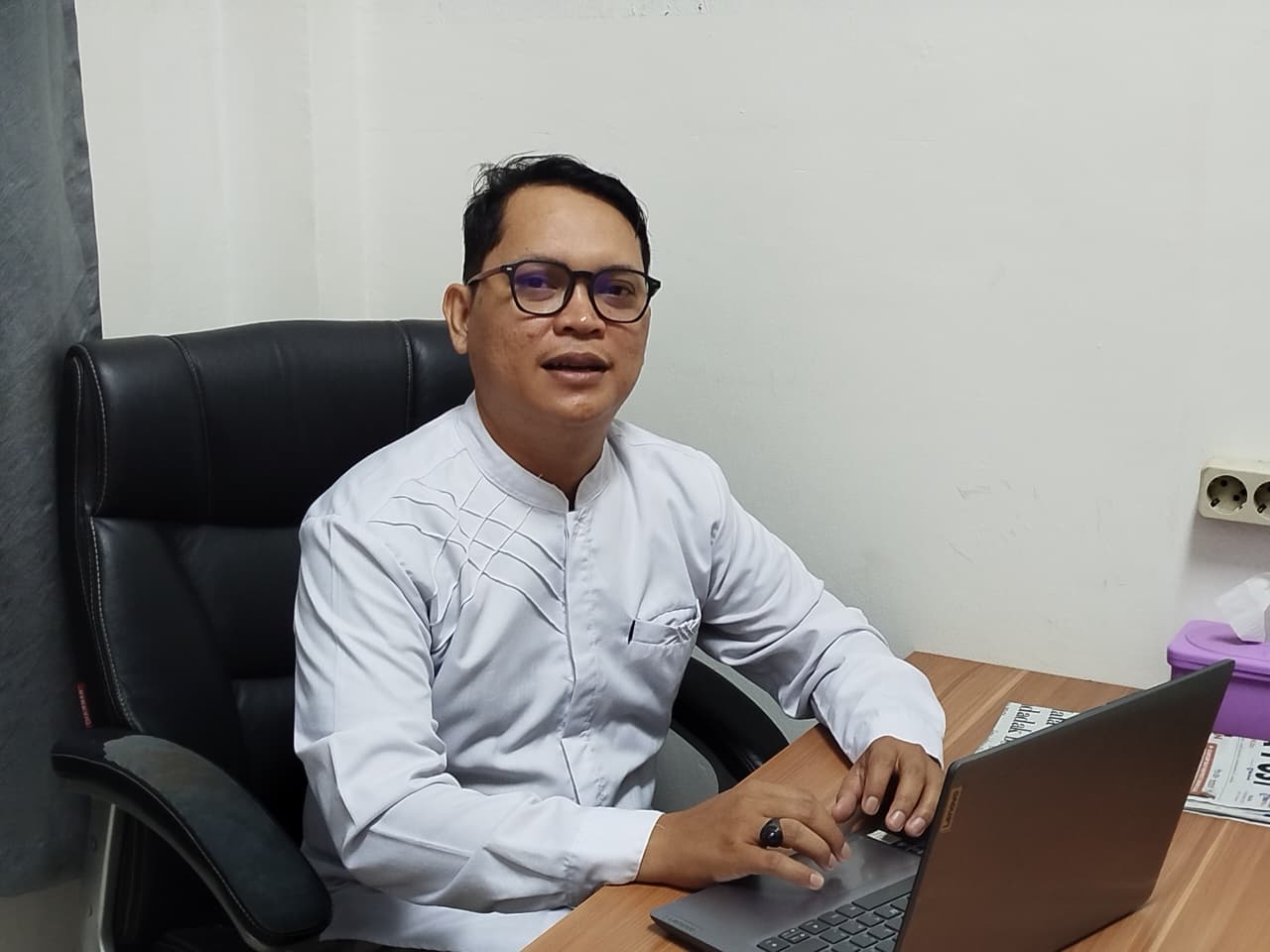 Anggota Bawaslu Kota Palembang, Muslim, bersama jajaran sekretariat dalam kegiatan internal kelembagaan di Kantor Bawaslu Kota Palembang pada Jumat, (30/01/2025).