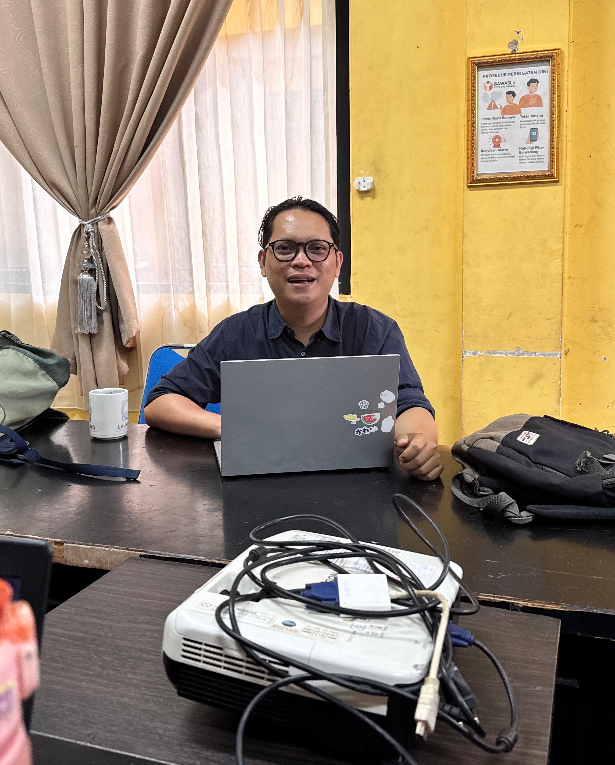 Koordinator Divisi Pencegahan, Partisipasi Masyarakat, dan Humas (P2H) Bawaslu Kota Palembang, Muslim, saat ditemui di sela pertemuan awal tahun di ruang rapat utama Bawaslu Kota Palembang, Senin (5/1/2026).