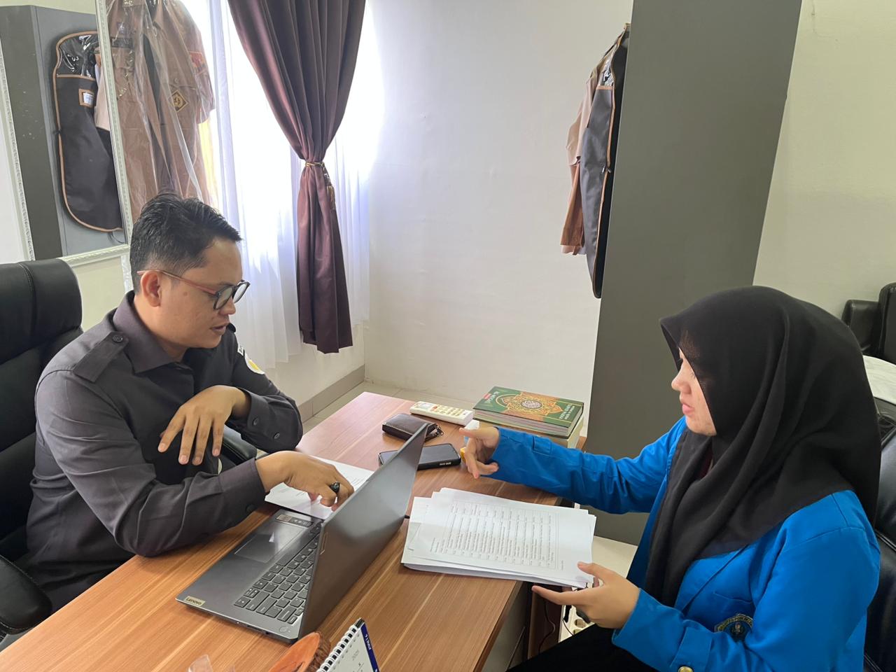 Kordiv Pengawasan, Humas, dan Parmas Bawaslu Kota Palembang, Muslim, S. Hum., M.Si berdiskusi dengan perwakilan mahasiswa PGRI Palembang