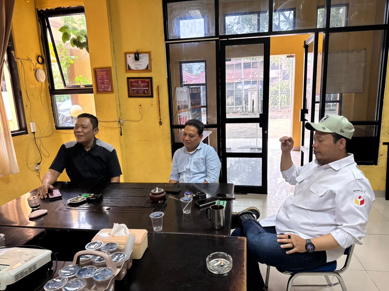 Jajaran Bawaslu Kota Palembang mengikuti kegiatan internal dalam rangka penguatan perspektif pengawasan demokrasi.