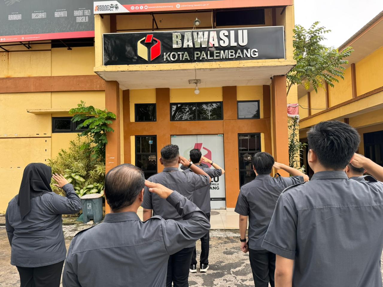 Potret Jajaran Bawaslu Kota Palembang mengikuti apel pagi dalam rangka peringatan Hari Pers Nasional 2026 di lingkungan Kantor Bawaslu Kota Palembang pada, Senin (9/2/2026).