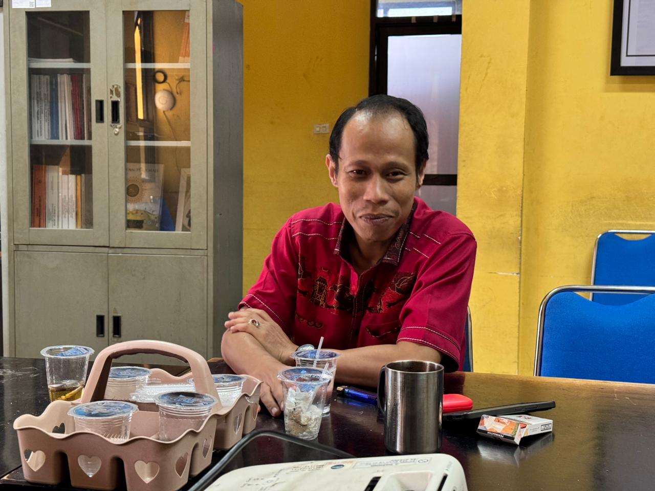 Koordinator Divisi Hukum dan Penyelesaian Sengketa (HPS) Bawaslu Kota Palembang, M. Hasbi, memaparkan penguatan aspek regulasi dan harmonisasi penegakan hukum dalam diskusi internal bersama jajaran sekretariat di Ruang Rapat Utama Bawaslu Kota Palembang, Selasa (24/02/2026).