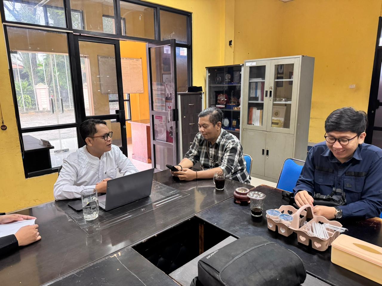 Anggota Bawaslu Kota Palembang, Muslim, dalam kegiatan diskusi internal kelembagaan yang menekankan pentingnya peran pers dan kualitas informasi publik dalam pengawasan demokrasi.