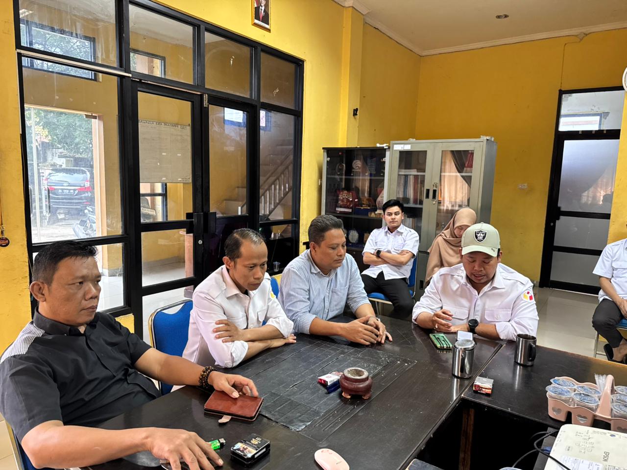 Jajaran Bawaslu Kota Palembang melaksanakan diskusi internal penguatan pengawasan pemutakhiran data pemilih berkelanjutan pada Kamis, (12/2/2026).