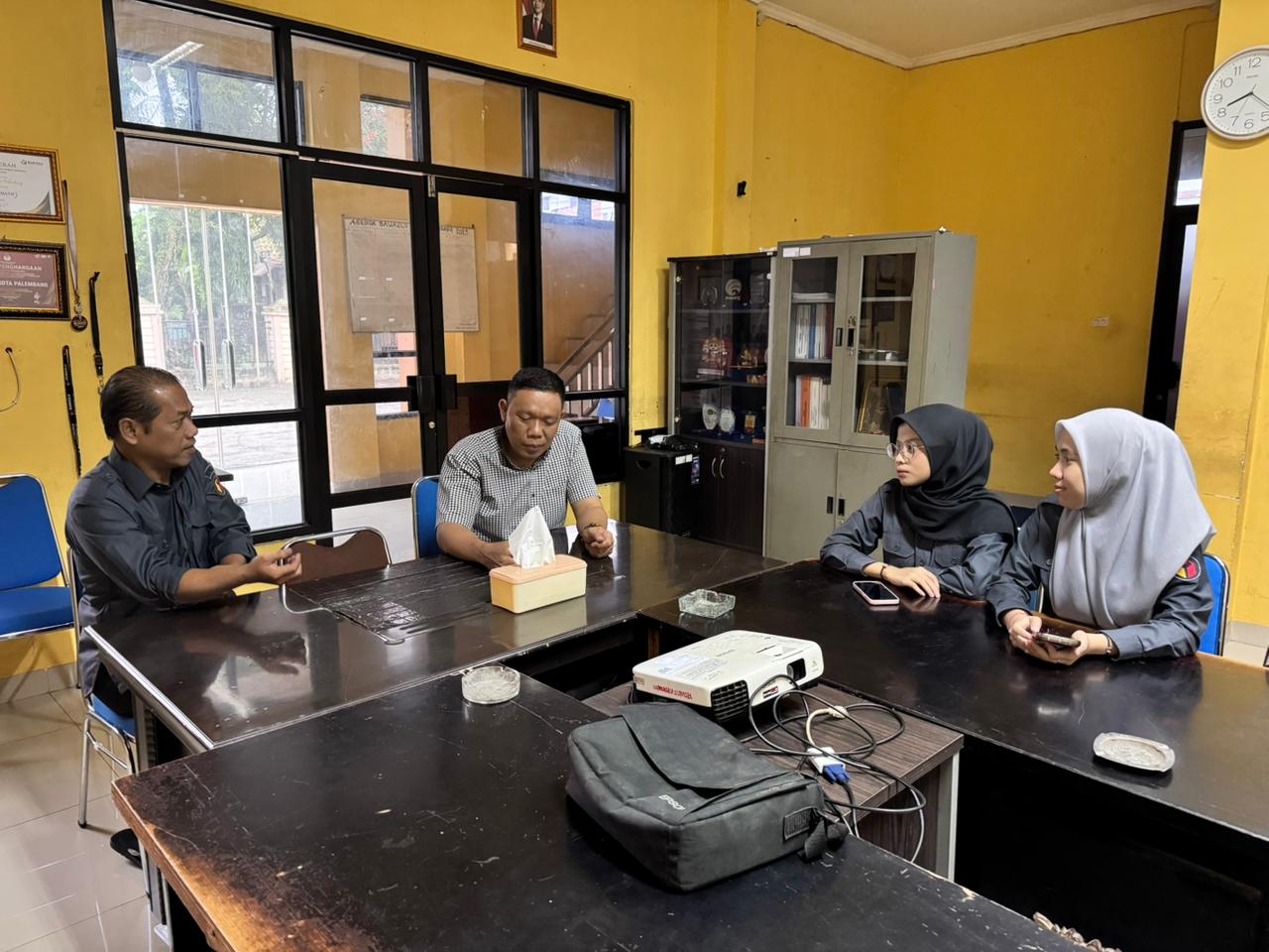Suasana diskusi internal Bawaslu Kota Palembang di Ruang Rapat Utama sebagai bagian dari konsolidasi kelembagaan pada masa non-tahapan Pemilu dan Pemilihan Tahun 2026 di Ruang Rapat Utama Bawaslu Kota Palembang, Selasa (24/02/2026).