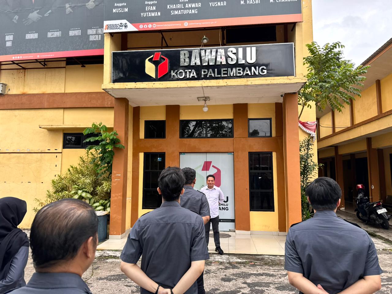 Anggota Bawaslu Kota Palembang, Yusnar, memimpin apel pagi dan menyampaikan arahan terkait pengawasan pemilu di tengah dinamika arus informasi publik pada Senin, (02/02/2026).