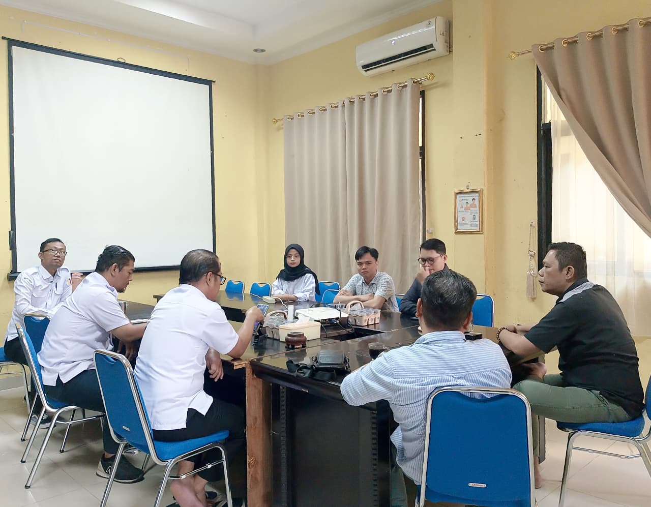 Pimpinan Bawaslu Kota Palembang bersama jajaran sekretariat mengikuti diskusi internal dalam suasana dialogis, membahas isu geopolitik dan relevansinya terhadap pengawasan pemilu pada Rabu, (04/02/2026).