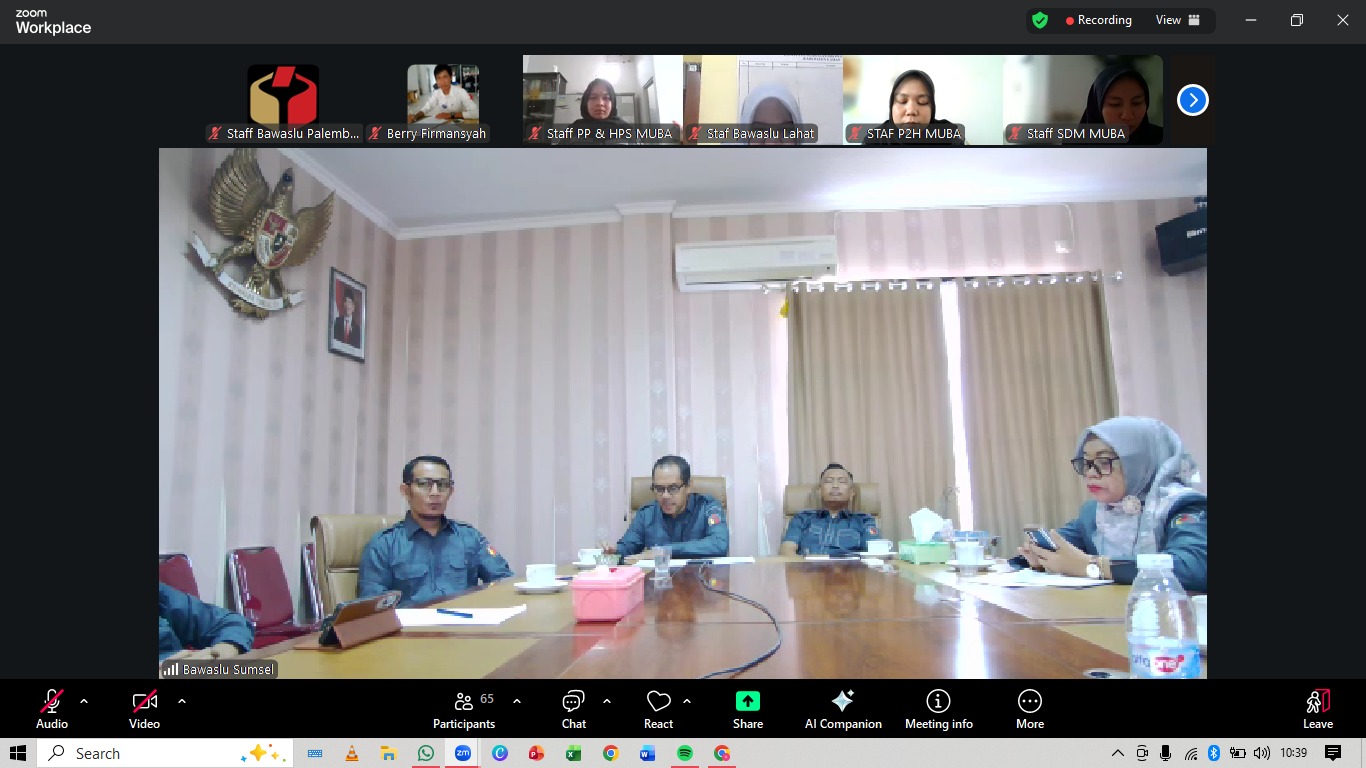 Ketua Bawaslu Kota Palembang Khairil Anwar Simatupang dan Anggota Efan Yutawan mengikuti kegiatan koordinasi daring bersama jajaran Bawaslu Provinsi Sumatera Selatan terkait konsolidasi demokrasi di luar tahapan pemilu pada Senin, (02/02/2026).