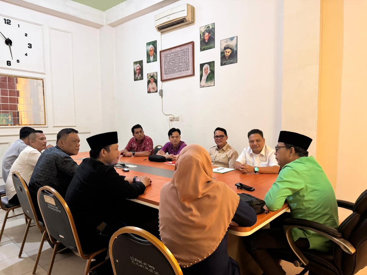 Ketua dan Anggota Bawaslu Kota Palembang bersama jajaran DPC PKB Kota Palembang saat audiensi terkait pemutakhiran data kepengurusan partai politik di Kantor DPC PKB Kota Palembang, Kamis (26/2/2026).