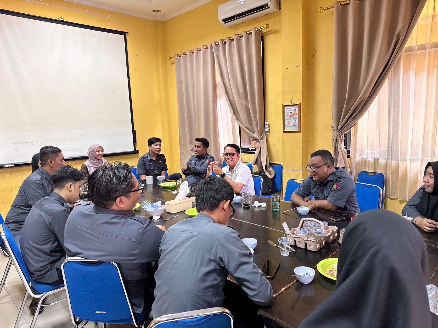Koordinator Divisi P2H Bawaslu Kota Palembang, Muslim, memimpin diskusi internal bersama jajaran sekretariat terkait penugasan analis pemilu di Kantor Bawaslu Kota Palembang, Senin (30/3).