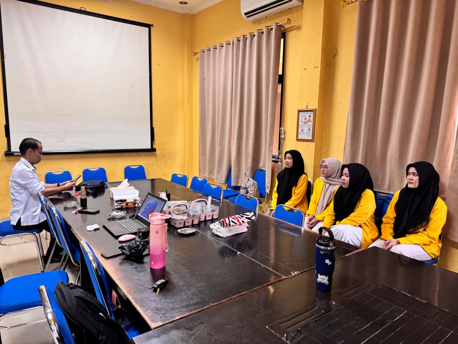 Koordinator Divisi HPS Bawaslu Kota Palembang, M. Hasbi, menerima empat mahasiswa magang dari STIA Bala Putra Dewa Kota Palembang di Kantor Bawaslu Kota Palembang, Rabu (1/4/2026).