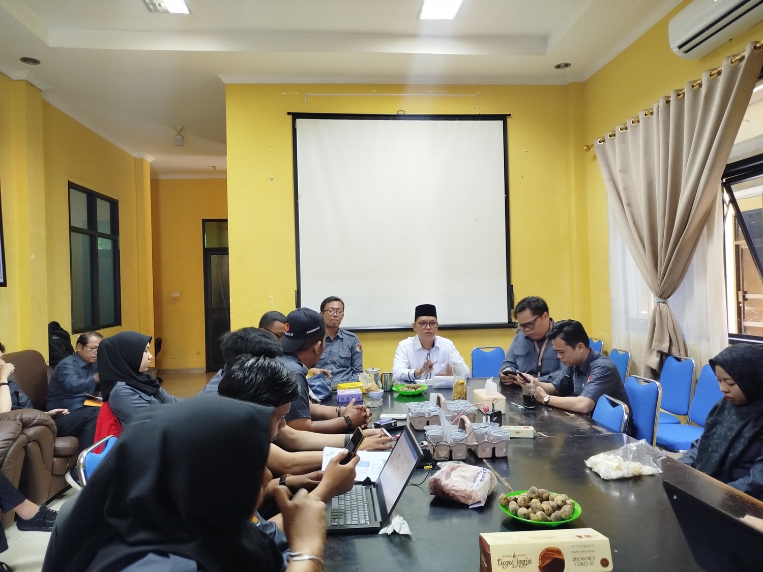 Koordinator Divisi P2H Bawaslu Kota Palembang, Muslim, memimpin rapat internal persiapan uji petik data pemilih di 18 kecamatan se-Kota Palembang sebagai tindak lanjut hasil pleno rekapitulasi PDPB Triwulan I Tahun 2026, Senin (6/4/2026).