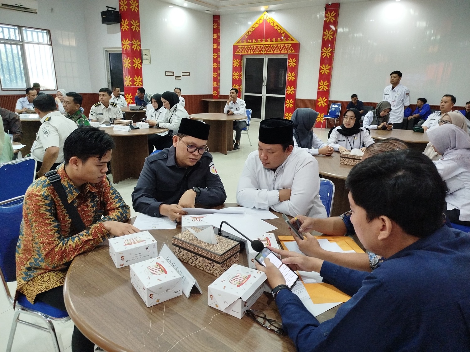 Ketua Bawaslu Kota Palembang, Khairil Anwar Simatupang, bersama Koordinator Divisi P2H, Muslim, bersama jajaran sekretariat menghadiri rapat pleno rekapitulasi Pemutakhiran Data Pemilih Berkelanjutan (PDPB) Triwulan I Tahun 2026 yang digelar KPU Kota Palembang, Kamis (2/4/2026).